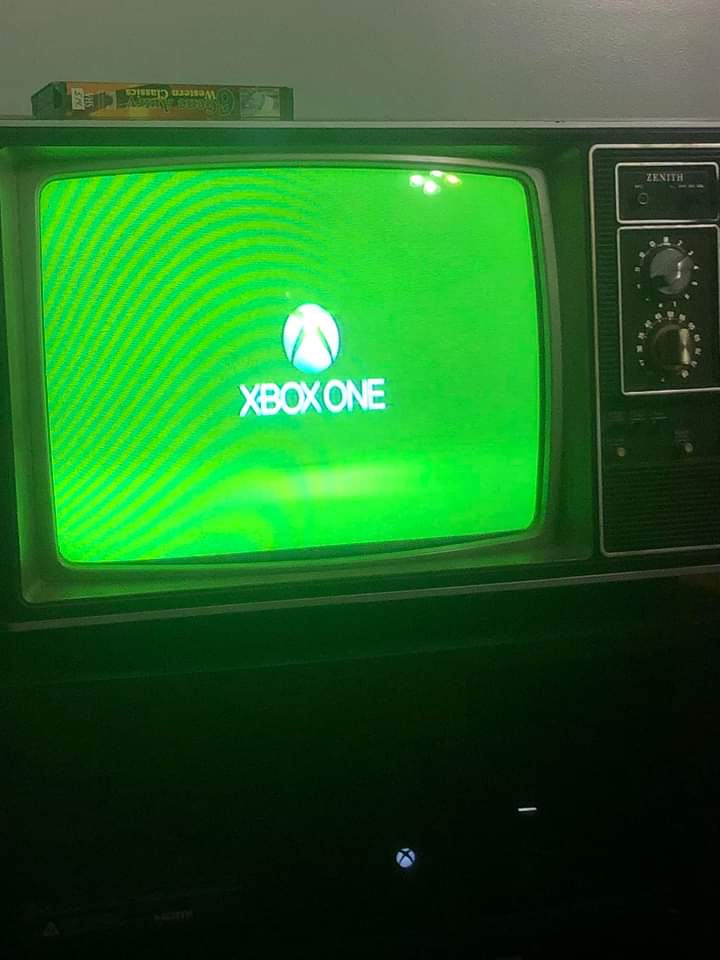 someone plugged an xbone into an RF modulator and then plugged it into an old CRT... ☆(ﾉ◕ヮ◕)ﾉ*